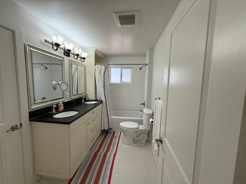 Building Photo - 2627 E Melony Dr