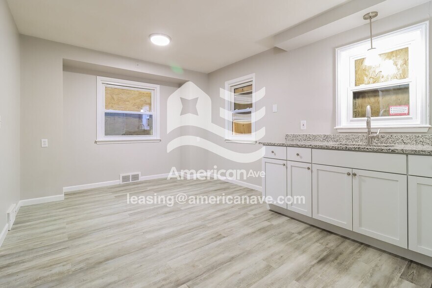 Building Photo - 5065 Lafontaine St