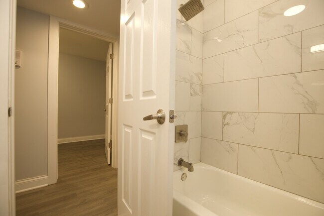 Building Photo - 2647 N Sacramento Ave