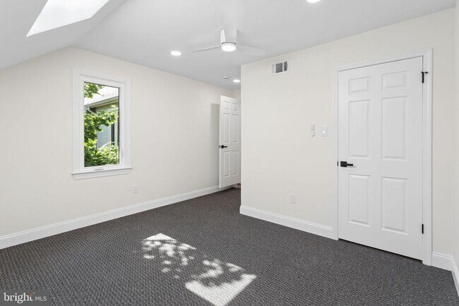 Building Photo - 911 Chanticleer