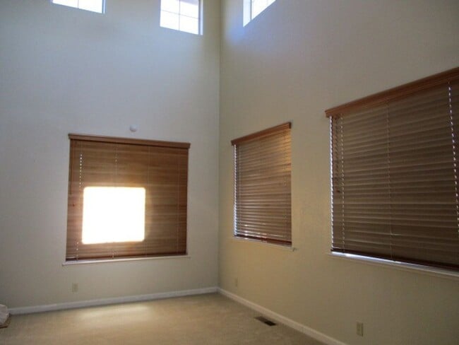 Building Photo - Northwest Suburban  Beauty