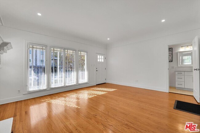 Building Photo - 858 1/2 S Gramercy Pl