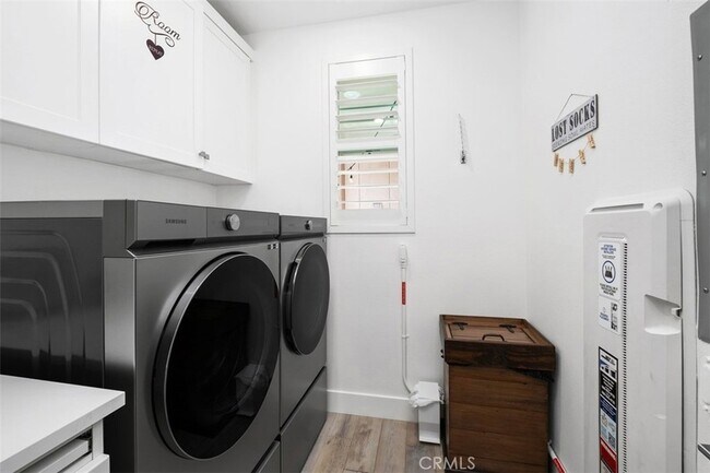 Building Photo - 124 Sculpture