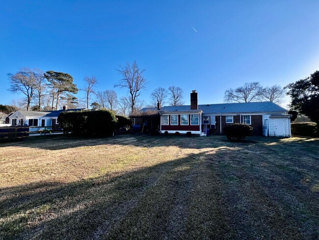 Building Photo - Lovely mid-century brick ranch on a beauti...