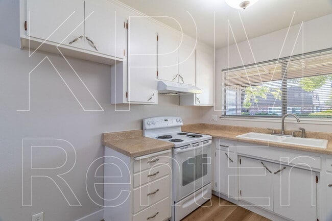 Building Photo - 443 E Robinhood Dr