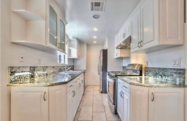 galley kitchen - 4257 Laurel Canyon Blvd