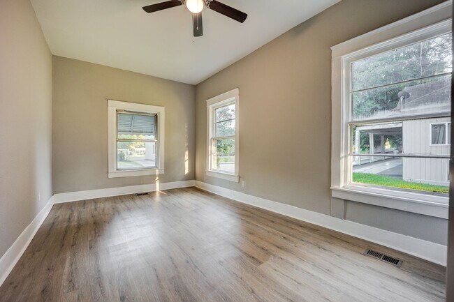 Building Photo - Freshly Updated 3 Bedroom House