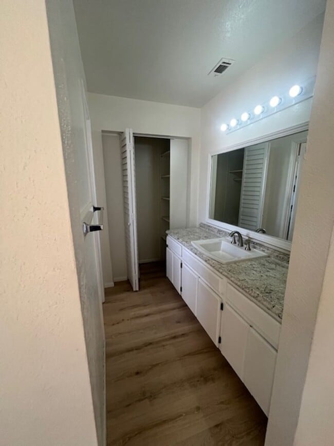 Building Photo - Spacious 4-Bedroom home centrally located ...