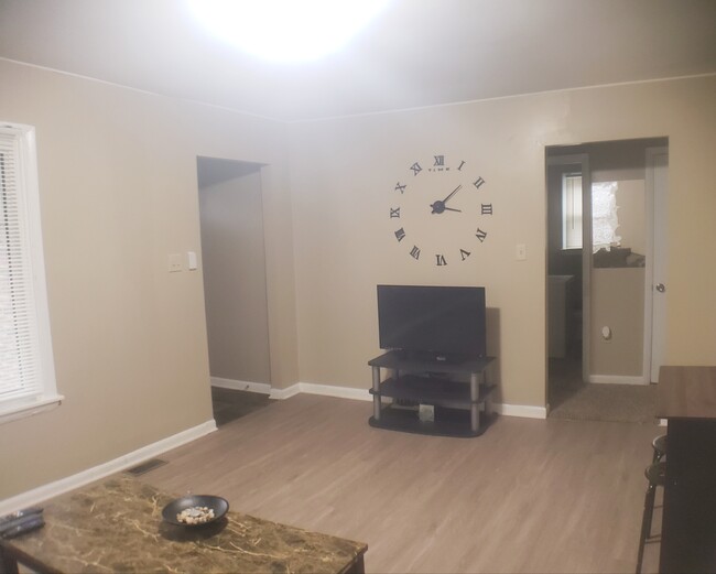 Eat-In Living Room w/ Flat Screen TV, Cable, Internet, and Streaming Device - 3633 N 6th St