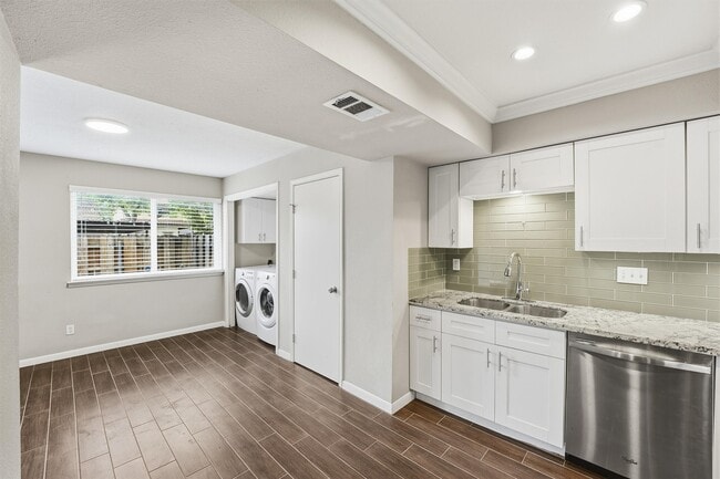 Building Photo - 2325 Triway Ln