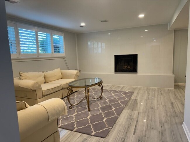 Building Photo - Gorgeous, fully remodeled 5 bed 3 bath centrally located in Great Falls