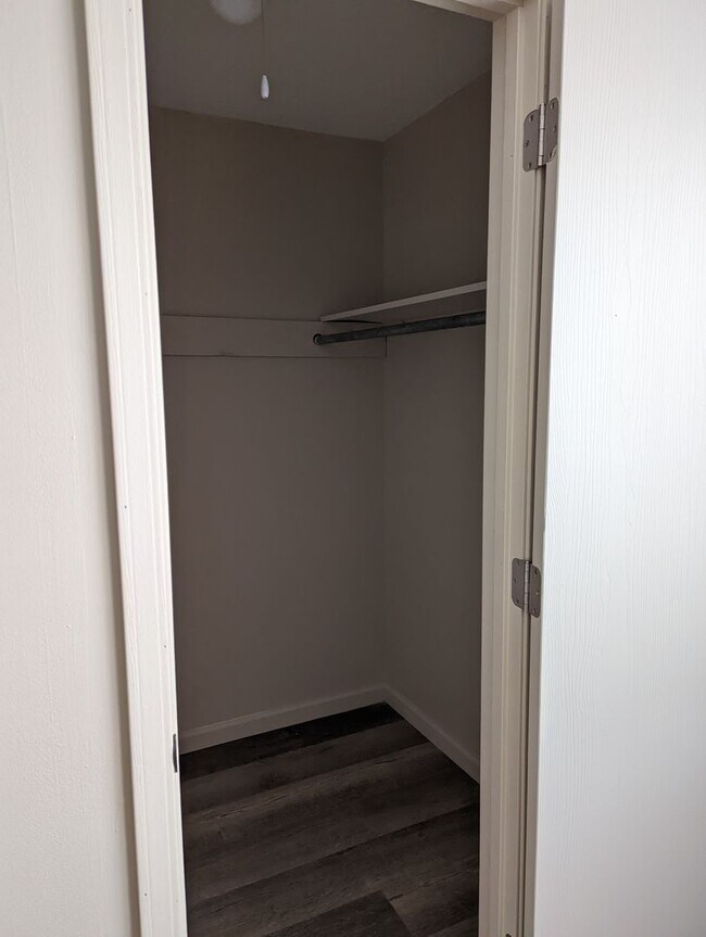 Building Photo - Main Level Renovated 2 Bedroom Apartment