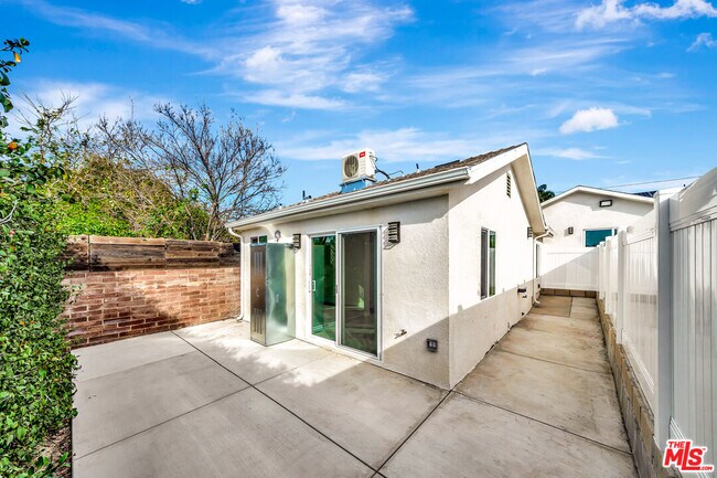 Building Photo - 10953 Whitegate Ave