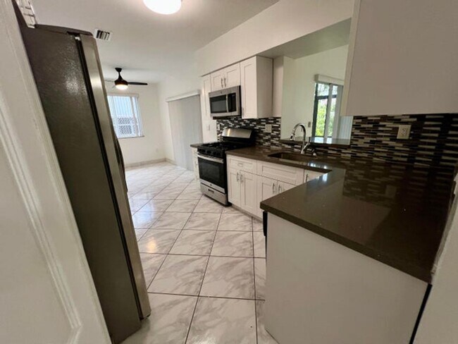 Primary Photo - 8640 Wilshire Dr