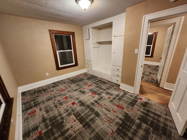 Building Photo - 4 Bedroom, 2 Bathroom home with large yard...