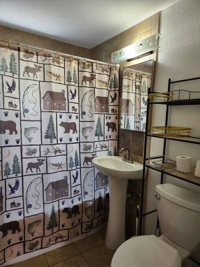 Building Photo - Spacious Lower Level Apartment Ready For R...