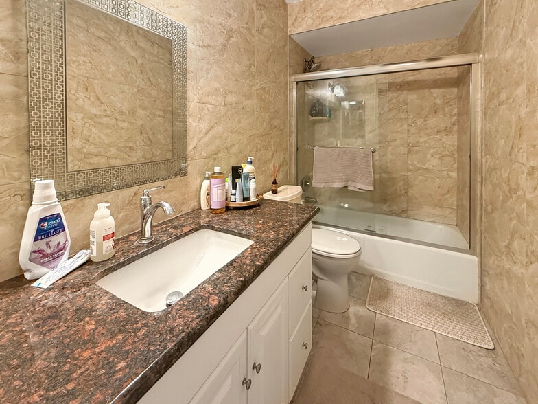 Building Photo - 1262 S Barrington Ave