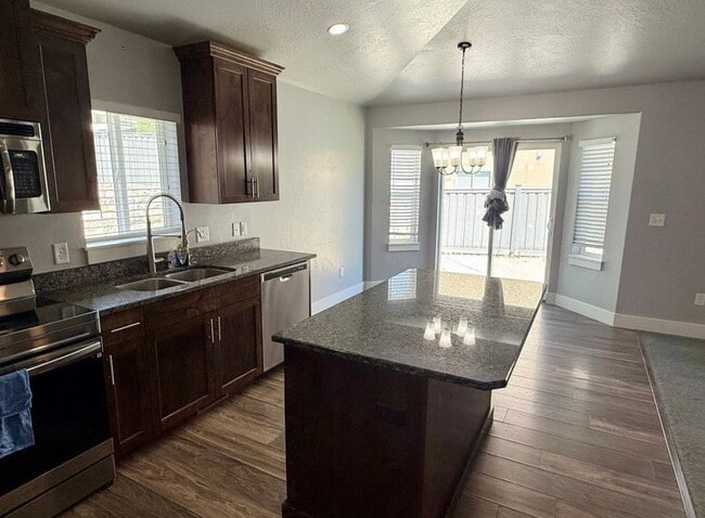 Building Photo - 7081 Hollow View Ct