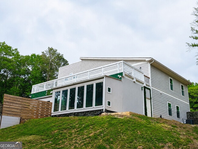 Building Photo - 5589 River Rd