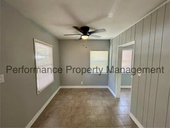 Building Photo - Charming 3 Bed/1 Bath in Home w/ RBP & Sec...