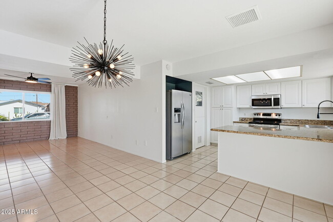 Building Photo - 1321 E Townley Ave