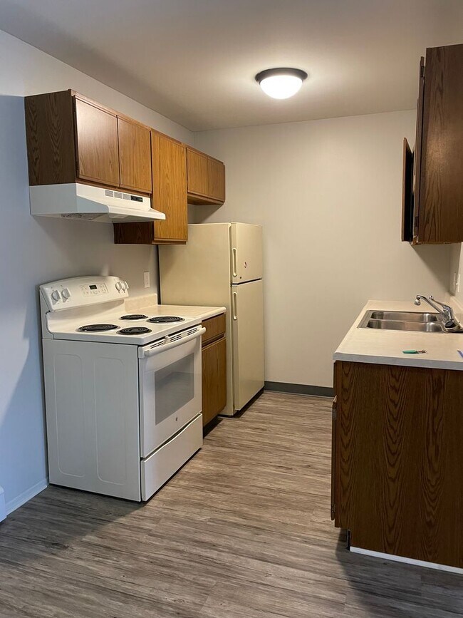 Building Photo - Large One Bedroom Apartment! Washer and Dryer in Unit!