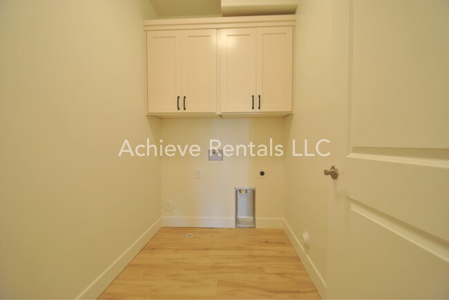 Building Photo - 1593 110