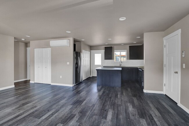 Building Photo - 2 Bed 2 Bath - A/C - Pet Friendly - Excellent Condition