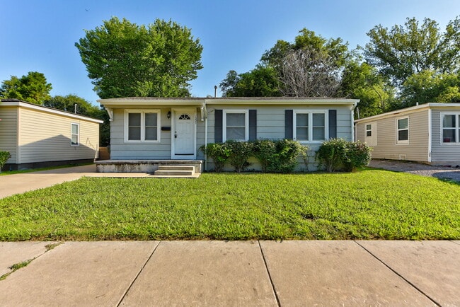Primary Photo - 1227 Iowa St