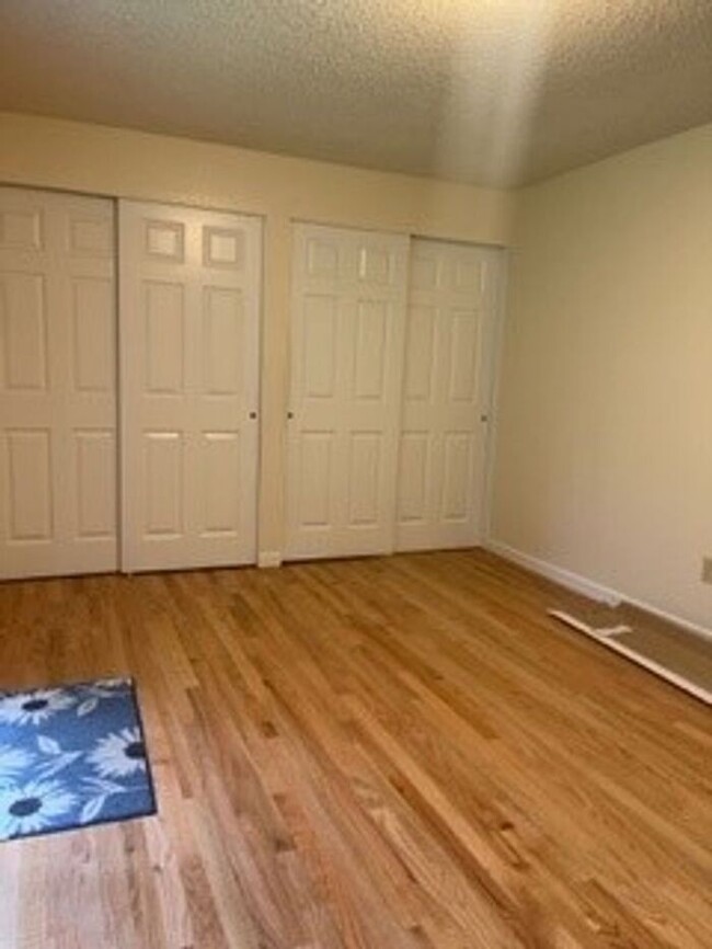 Building Photo - 2 Bedroom, 1 Bath Condo in University Plac...