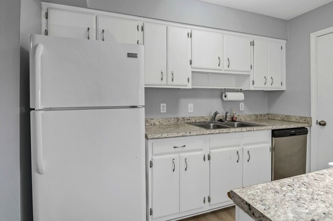 Building Photo - Walkable Downtown Lexington Living in Shadow Moss | Ground-Floor 2BR Retreat - Water sewer & tras...