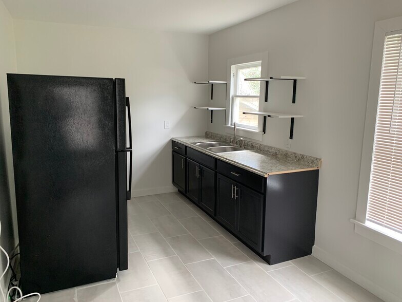 Building Photo - 1104 E 26th St