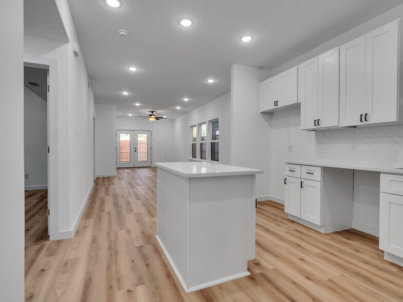 Building Photo - 9410 Firnat St