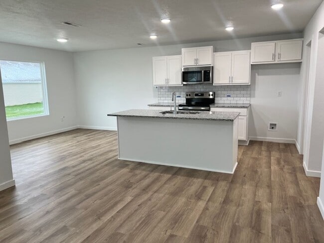 Building Photo - 4 BR HOME IN NIXA!