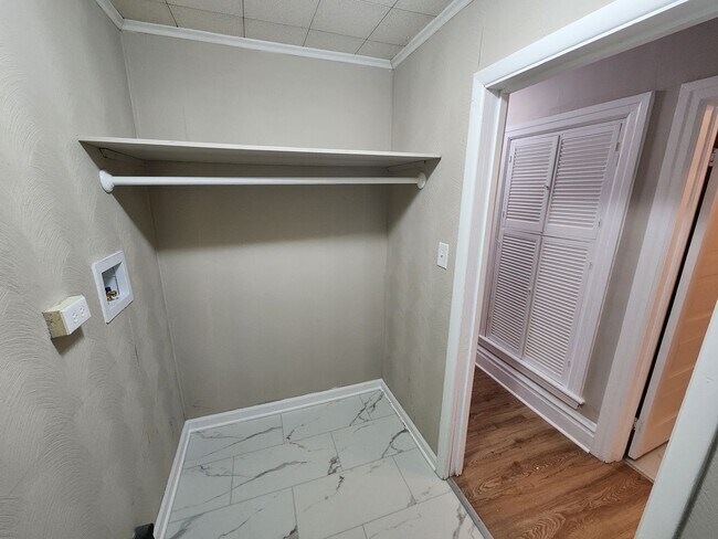 Building Photo - 651 Lincoln Way W