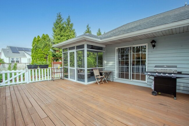Building Photo - For Rent – Beautifully Updated Townhome in Gull Point a Waterfront Community