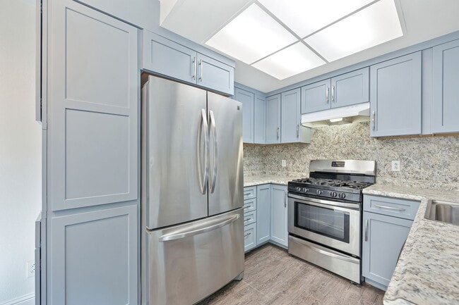 Building Photo - Beautifully Updated 2 Story Unit