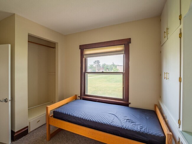 Building Photo - Welcome to ECoe House!