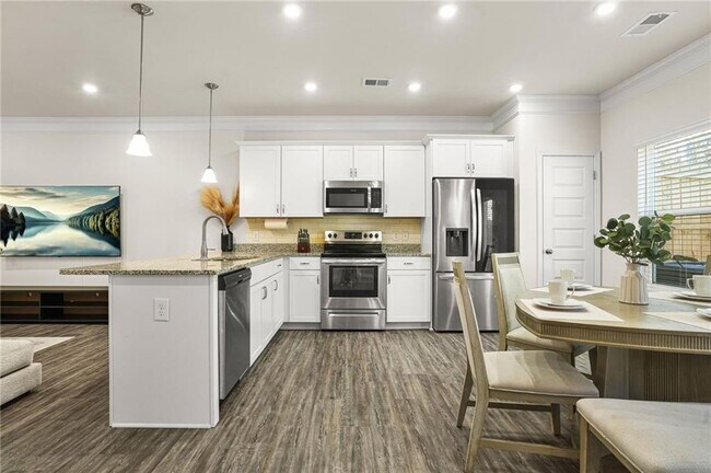 Building Photo - 2070 Ravencliff Dr