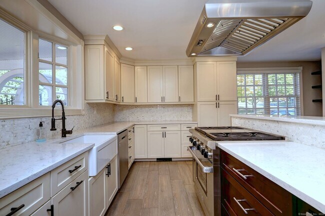 Building Photo - 1591 Huntington Turnpike