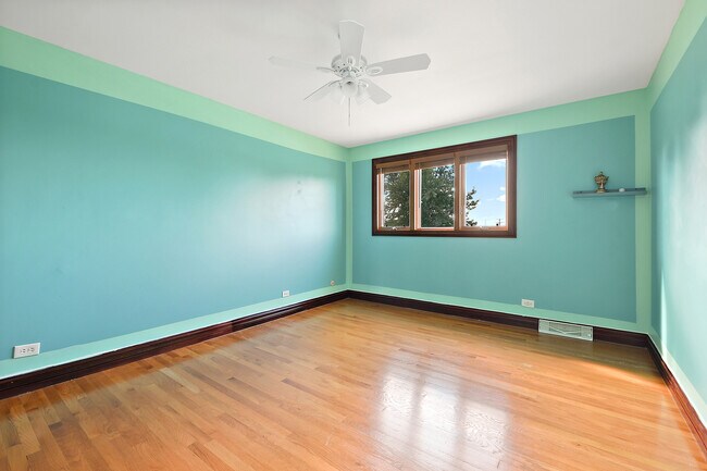 Building Photo - 13050 Meadowview Ln