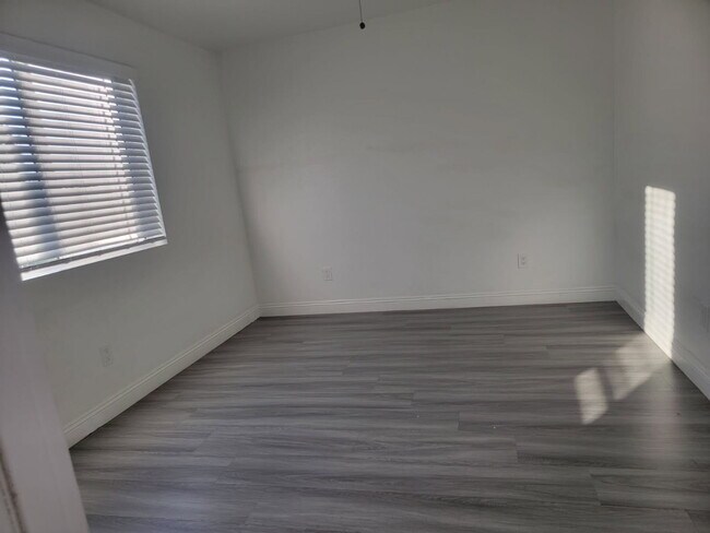 Building Photo - New Gas Range & Refrigerator.  Spacious rooms, private yard and RV parking.  Must see - Won't las...