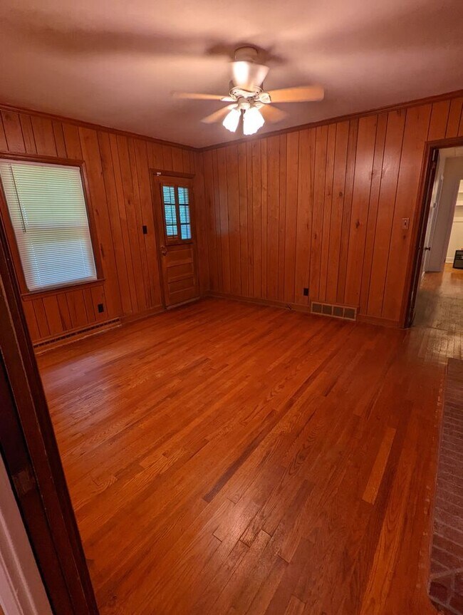 Building Photo - 1403 Spry St