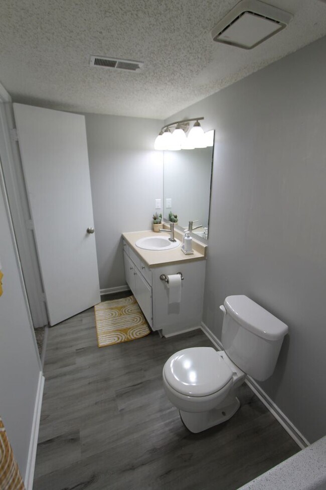 Building Photo - First floor convenience.  Ellis Pointe in ...