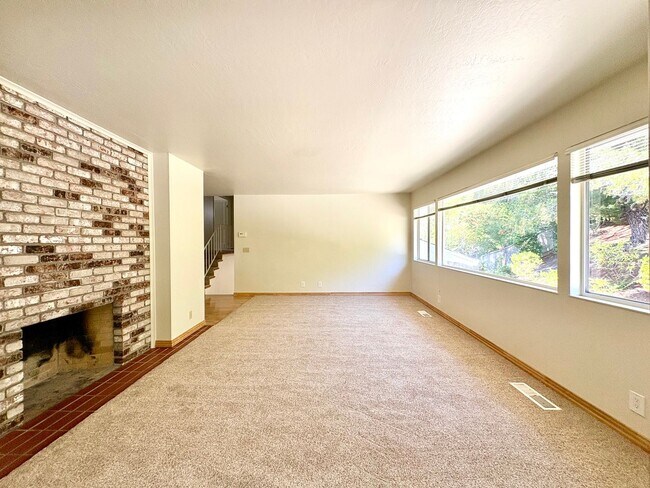 Building Photo - 1732 Las Gallinas Ave