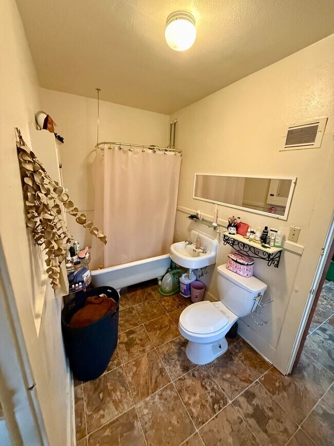 Building Photo - 612 S 4th St W