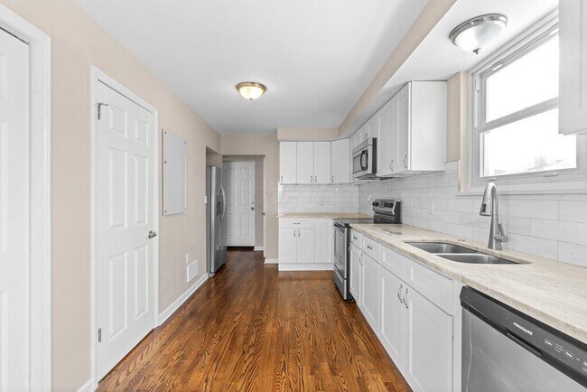 Building Photo - 2063 Inchcliff Rd