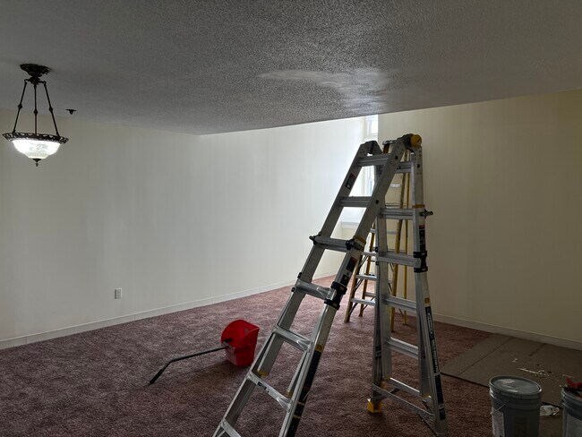 Building Photo - The Falls Loft