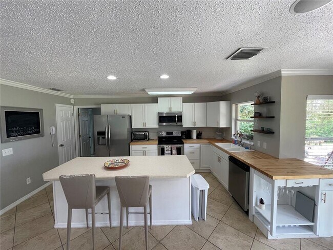 Building Photo - 12860 Lake Sawyer Ln