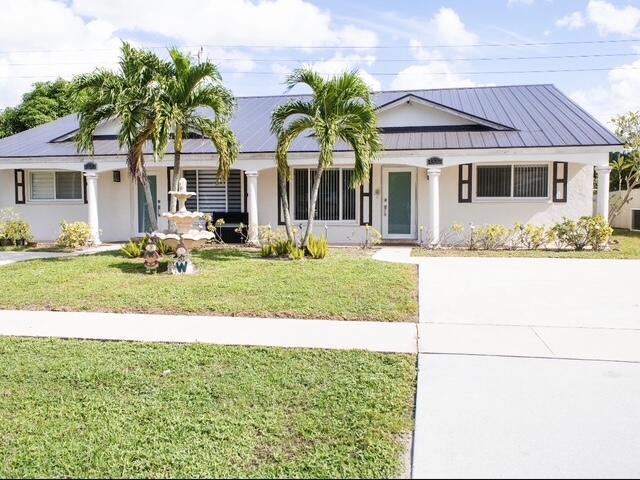 Primary Photo - 1322 Riverside Cir